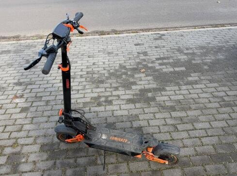 Pijany hulajnogą po drodze krajowej nr 11 - grafika