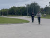 Młodzi na hulajnogach igrają z przepisami - grafika
