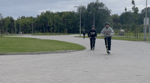 Młodzi na hulajnogach igrają z przepisami - grafika