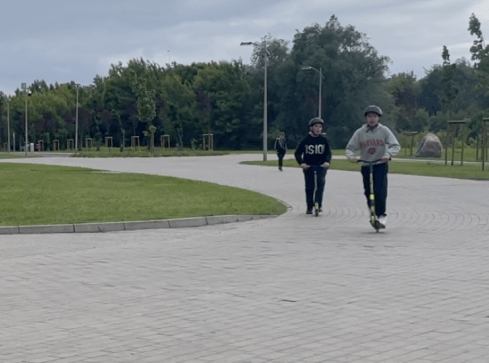 Młodzi na hulajnogach igrają z przepisami - grafika