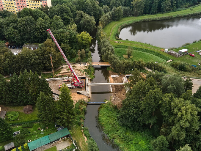 Trwa budowa mostu - grafika