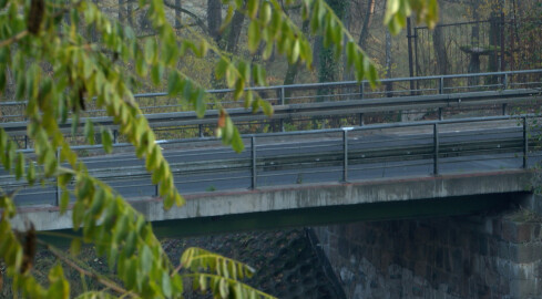 Nowy most na mocno uczęszczanej drodze - grafika