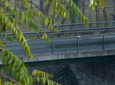 Nowy most na mocno uczęszczanej drodze - grafika