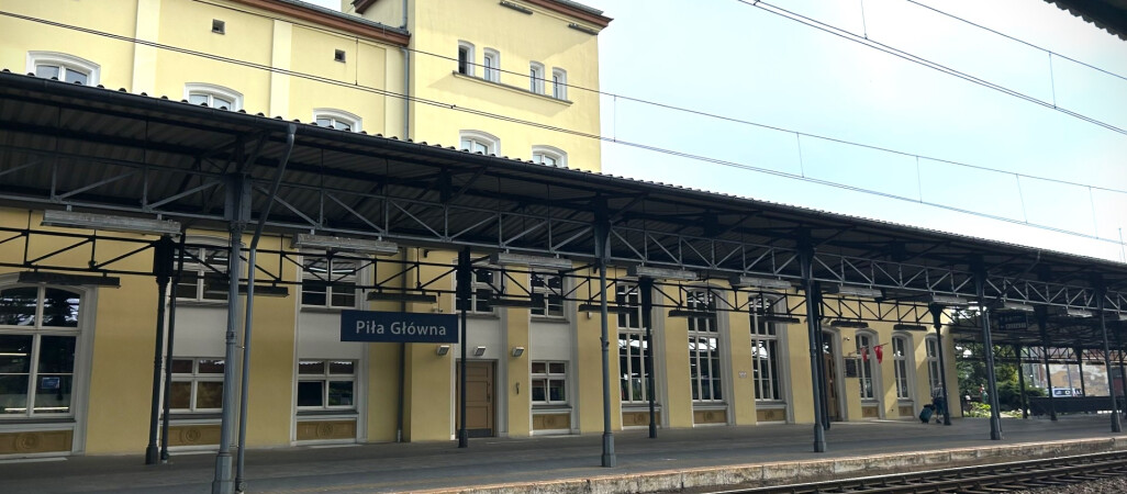 Na pilskim dworcu PKP można się zgubić. Nie słychać komunikatów