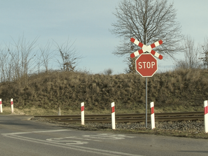 Niebezpieczny przejazd w Szydłowie jednak bez świateł ostrzegawczyc - grafika