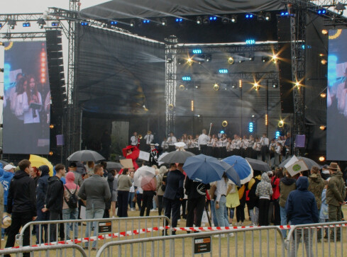 Festiwal gwiazd muzyki w deszczowej aurze - grafika