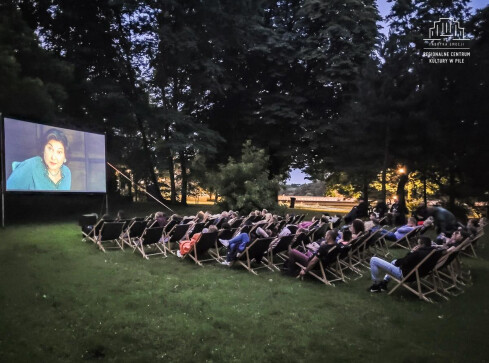 Kino plenerowe w ogrodach Staszicówki - grafika