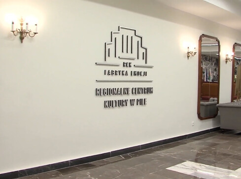 Piła ma twarz kobiety - grafika