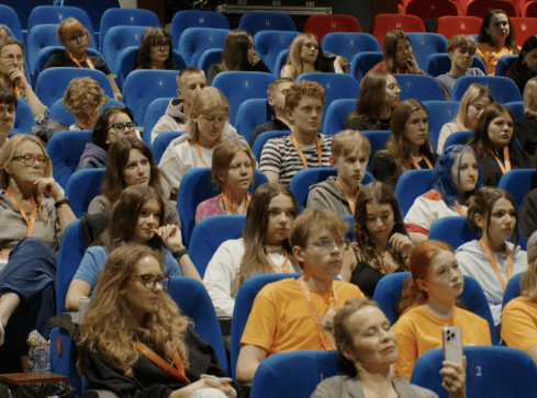 Wtoopieni w teatr - grafika