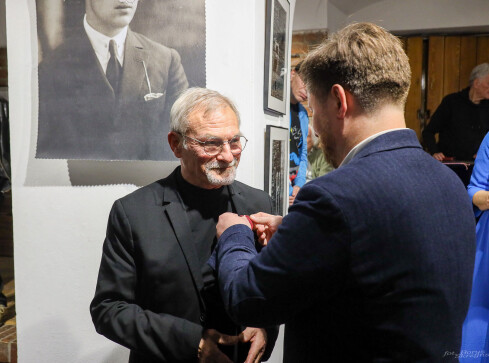 Pilski fotografik zasłużony kulturze - grafika