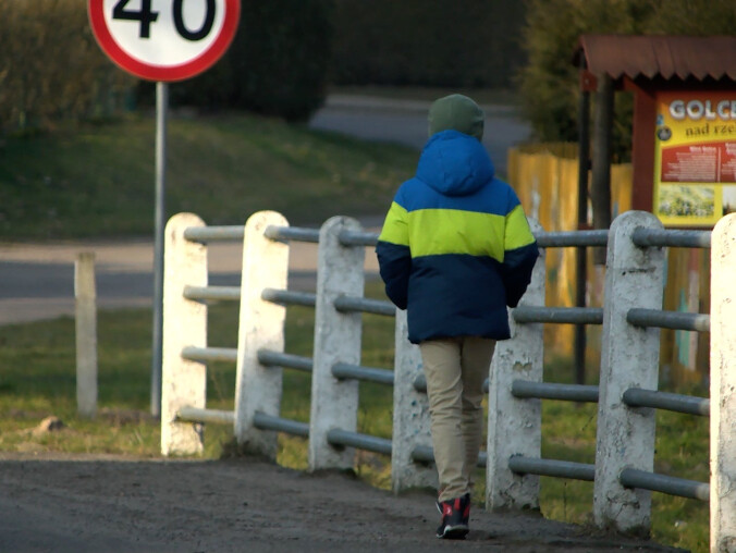 Chodzą ulicą pomiędzy ciężarówkami - grafika