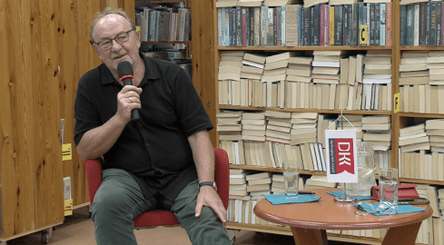 Pisze o miłości. Najważniejszym zjawisku chemicznym w życiu - grafika