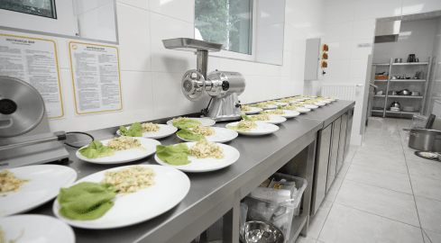 Kuchnia w lesie. Charytatywnie i smacznie - grafika