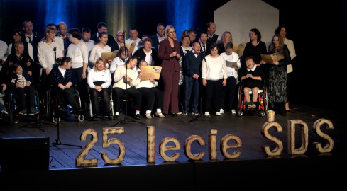 Pomagają od 25 lat - grafika