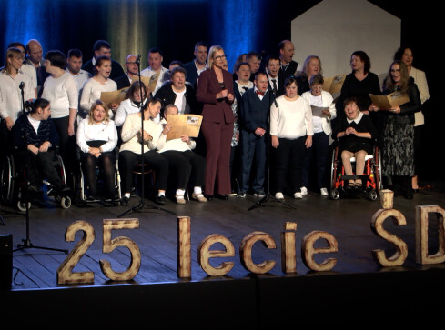 Pomagają od 25 lat - grafika