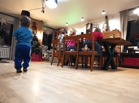 Niemal 330 dzieci z powiatu pilskiego przebywa w rodzinach zastępczyc - grafika