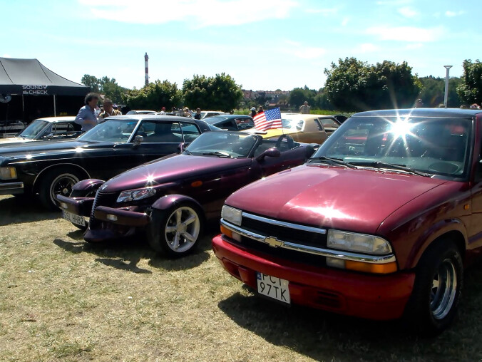 Zlot "amerykanów". Było kolorowo i głośno - grafika