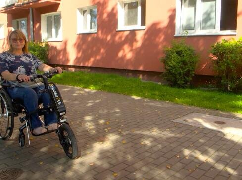 Choć mieszka na parterze, sama nie może dostać się do własnego mi - grafika