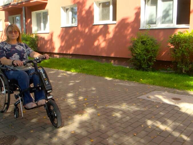 Choć mieszka na parterze, sama nie może dostać się do własnego mi - grafika