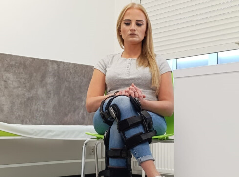 Z winy lekarzy ma krótszą nogę. Jest na to lek, ale bardzo drogi - grafika