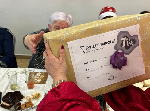 Marzą o skarpetkach czy ręczniku. Seniorzy piszą listy do Święteg - grafika