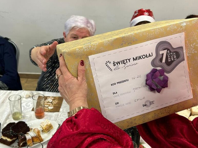 Marzą o skarpetkach czy ręczniku. Seniorzy piszą listy do Święteg - grafika