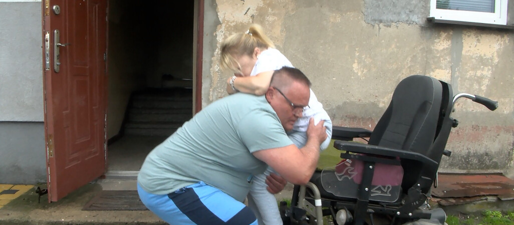 "Pomóżmy Iwonie wyjść z domu" . Winda to dla niej jedyna szansa