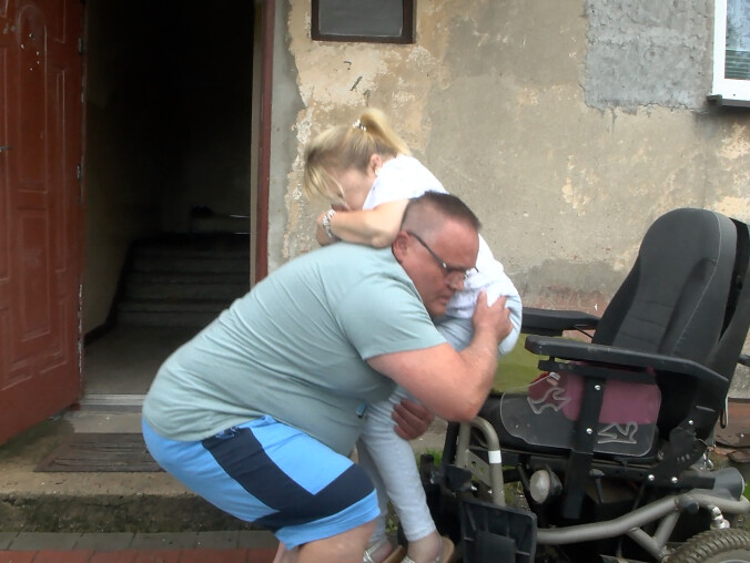 "Pomóżmy Iwonie wyjść z domu" . Winda to dla niej jedyna szansa - grafika