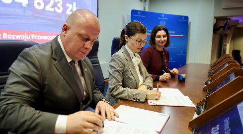 Umowy podpisane. Będzie transport - grafika