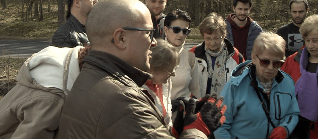 Seniorzy i studenci razem sadzą drzewa