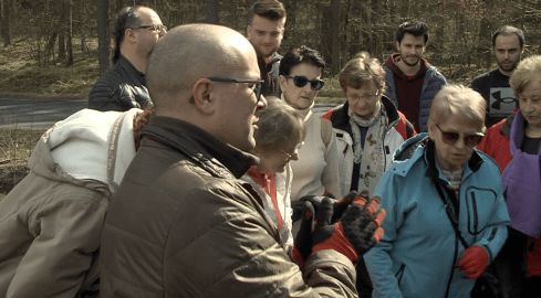 Seniorzy i studenci razem sadzą drzewa - grafika