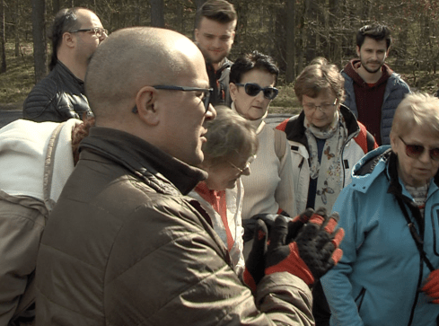 Seniorzy i studenci razem sadzą drzewa - grafika