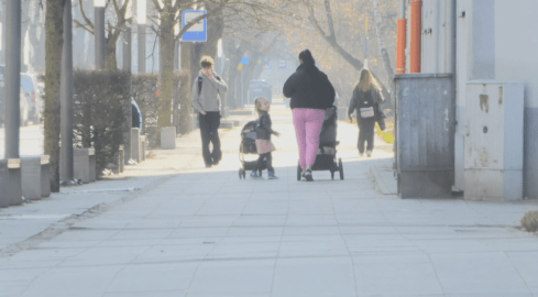 Rodzi się coraz mniej dzieci. Zapytaliśmy dlaczego? - grafika