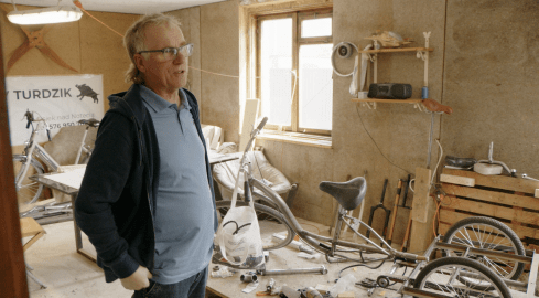 W szopie konstruuje innowacyjne rowery - grafika