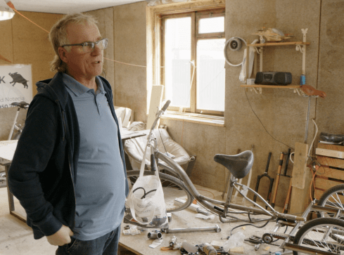 W szopie konstruuje innowacyjne rowery - grafika