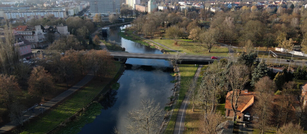 Nadbrzeże rzeki się sypie