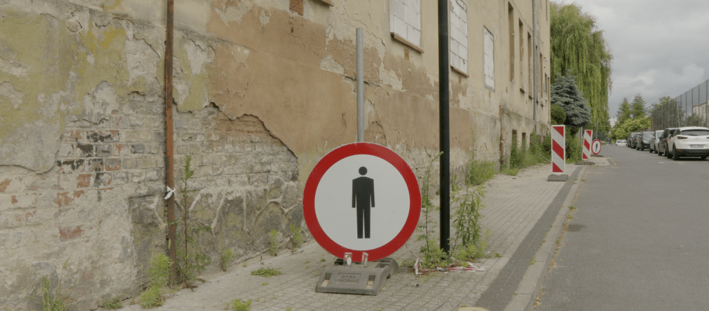 Zdewastowana kamienica