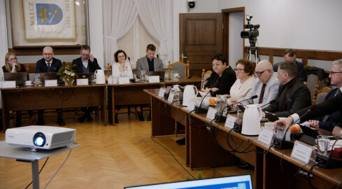 Stagnacja, nie rozwój? Burza na sesji - grafika