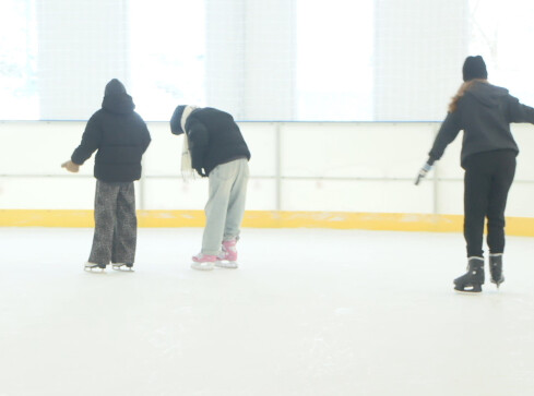 Bezpłatne siłownie, warsztaty i lodowisko – ruszyły ferie w Wałc - grafika