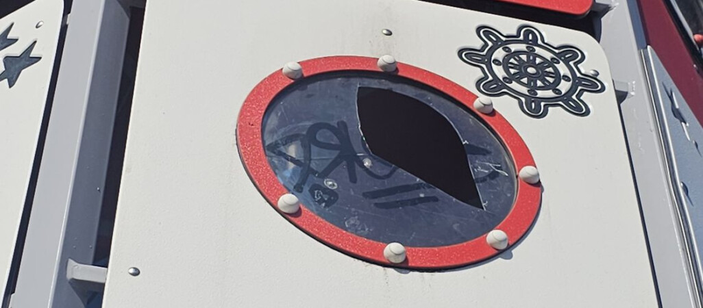 Zdewastowany plac zabaw