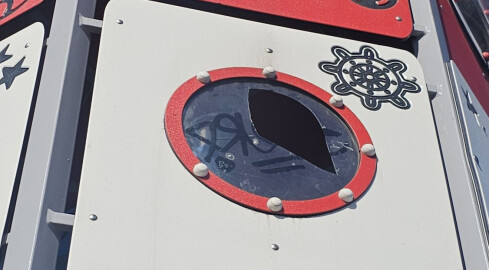 Zdewastowany plac zabaw - grafika