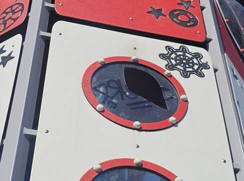 Zdewastowany plac zabaw - grafika