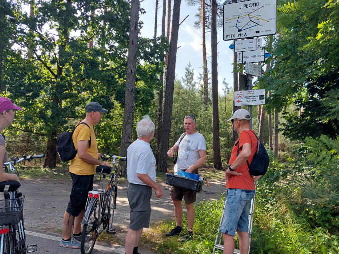 Znakują szlaki turystyczne - grafika