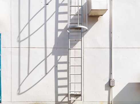 Konserwacja drabin zewnętrznych - jak je zabezpieczyć? - grafika