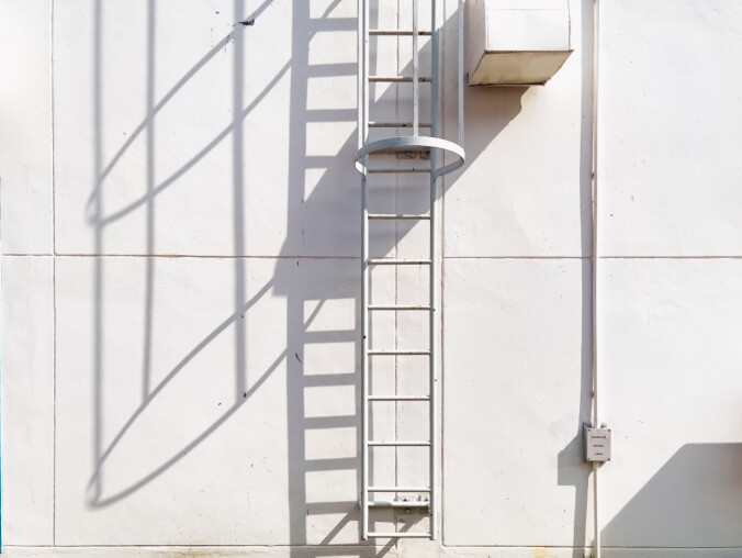 Konserwacja drabin zewnętrznych - jak je zabezpieczyć? - grafika