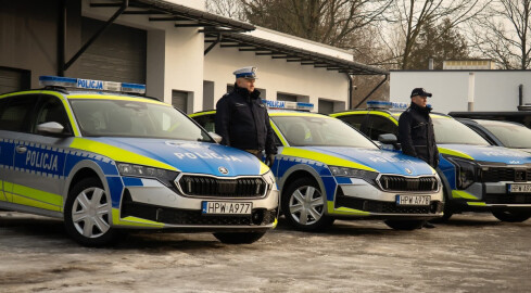 Policja chwali się nowymi radiowozami - grafika