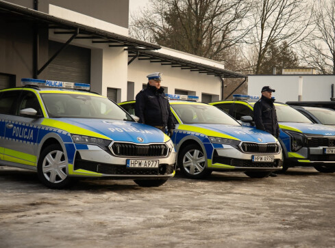 Policja chwali się nowymi radiowozami - grafika