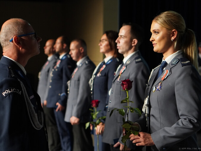Policjanci z pilskiej komendy dostali awanse podczas swojego święta - grafika
