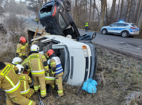 Policyjna obława za sprawcą wypadku - ćwiczenia mundurowych - grafika