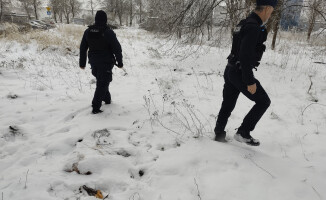 Bezdomny na śniegu. Interweniowała policja
